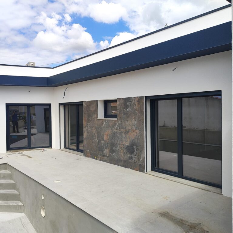 Caixilharia Gealan Escura Em Moradia Contemporânea Com Pátio Exterior