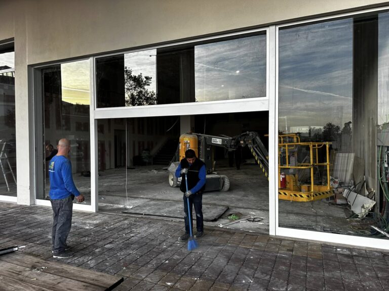 Fachada Envidraçada Com Porta Em Alumínio Para Espaço Comercial No Montijo