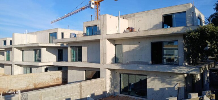 Instalação De Janelas De Alumínio Strugal Em Construção Residencial Moderna