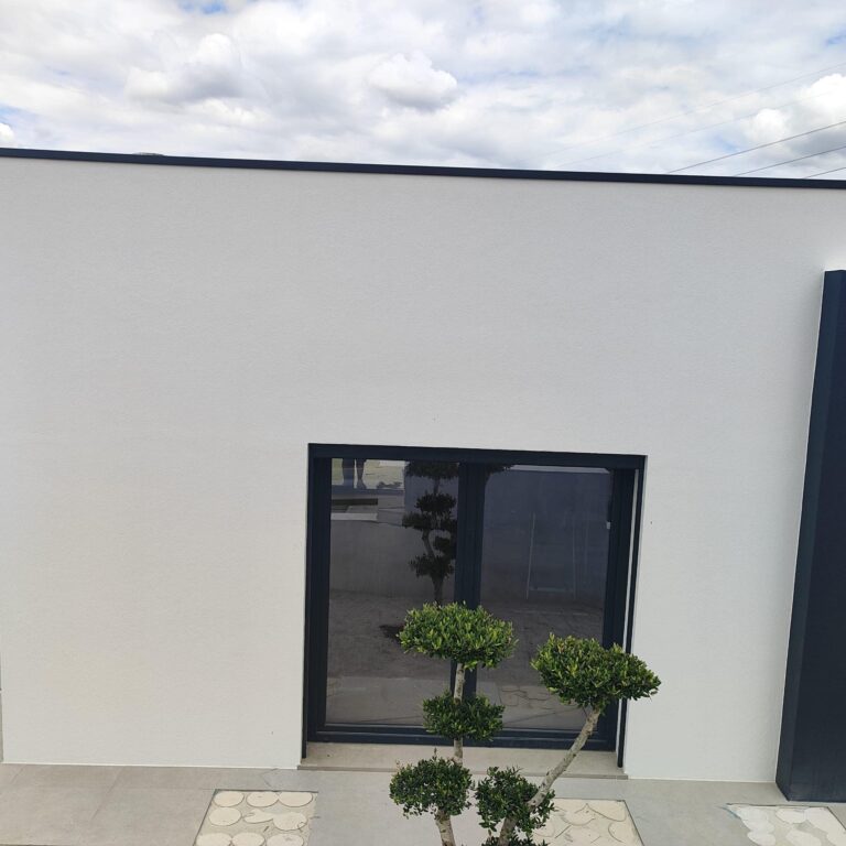 Janela Gealan Com Perfil Escuro Em Moradia De Arquitetura Contemporânea