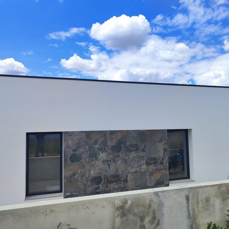 Janelas Gealan Premium Aplicadas Em Moradia Moderna Com Fachada Branca E Pedra Natural