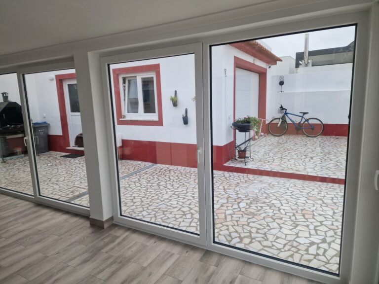 Janelas Pvc Salamander Com Vidro Silver 20 Para Isolamento Térmico E Luminosidade Natural