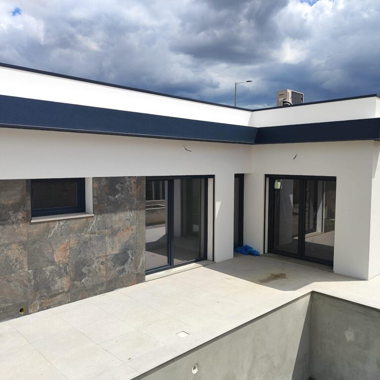 Janelas Premium Gealan Instaladas Em Fachada Moderna Com Revestimento Em Pedra