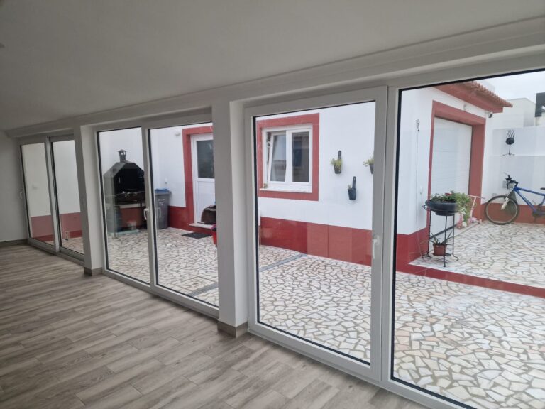 Projeto De Janelas Em Pvc Com Grandes áreas De Vidro E Controlo Solar