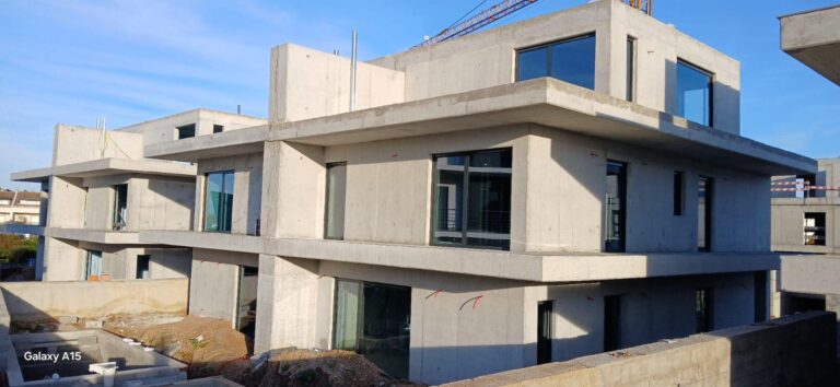 Projeto Residencial Com Caixilharia Strugal Em Alumínio E Grandes Vãos Envidraçados