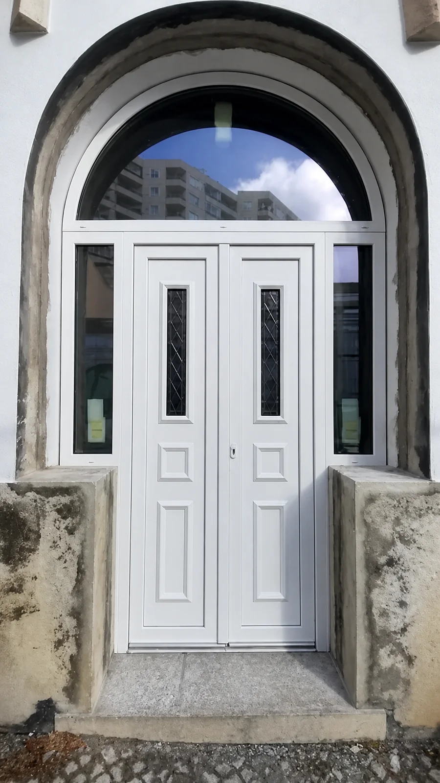 Porta dupla branca em alumínio adaptada a vão arqueado pela Windows Lux