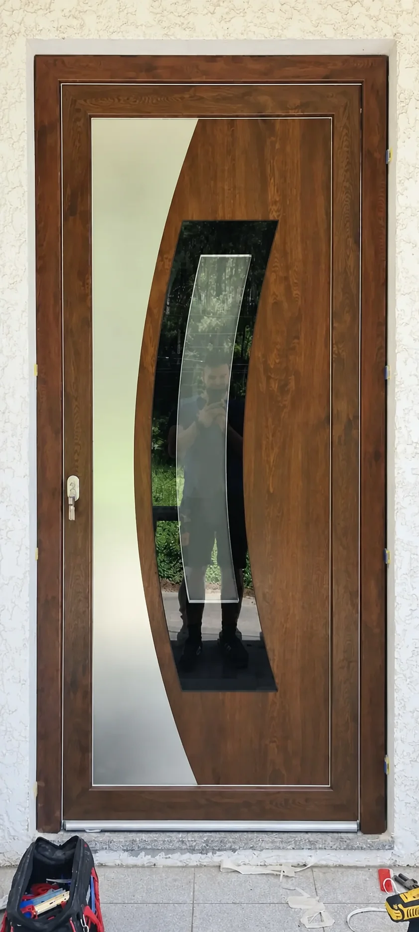 Porta de alumínio efeito madeira com vidro decorativo curvo instalada pela Windows Lux